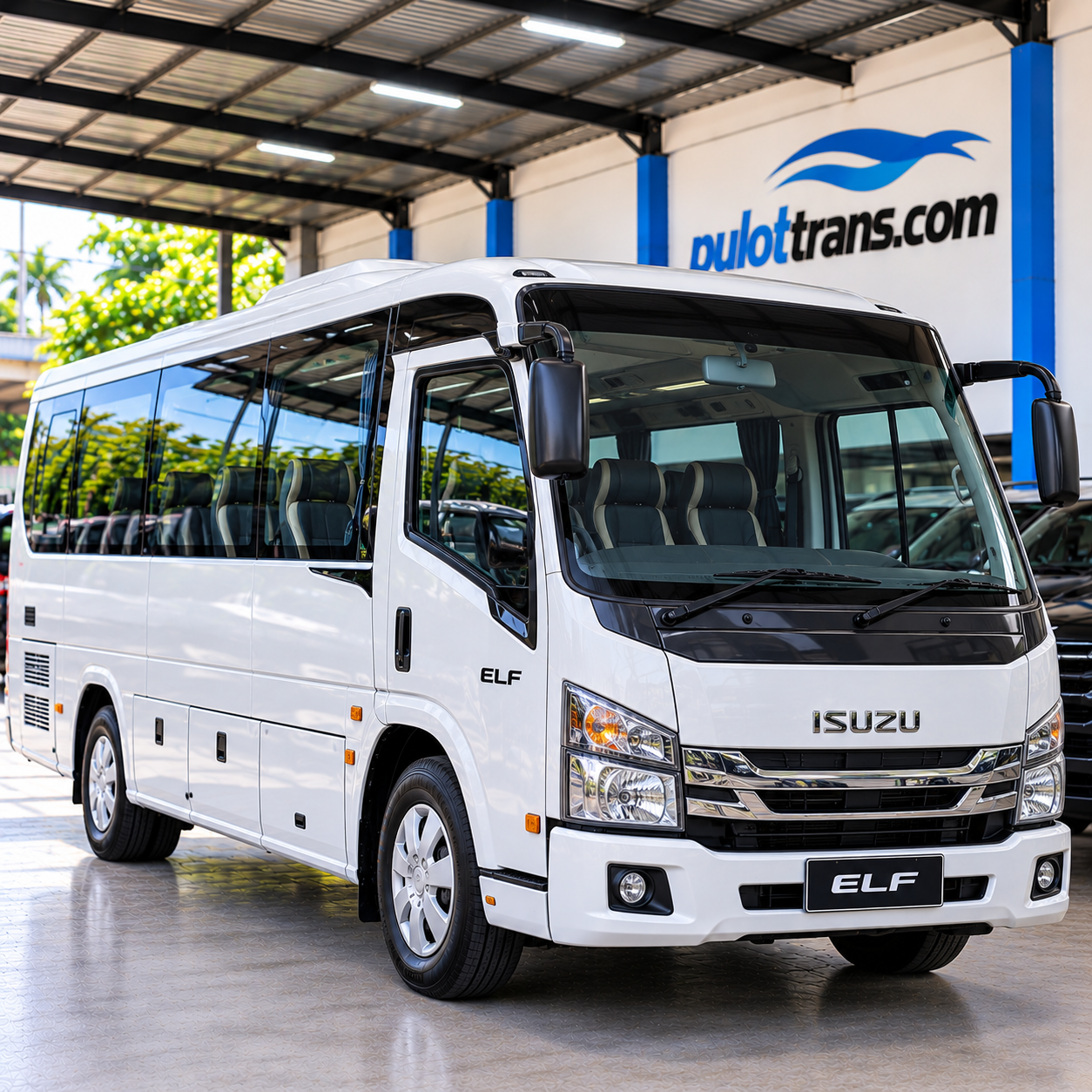 Minibus Isuzu ELF di Showroom Pulottrans
