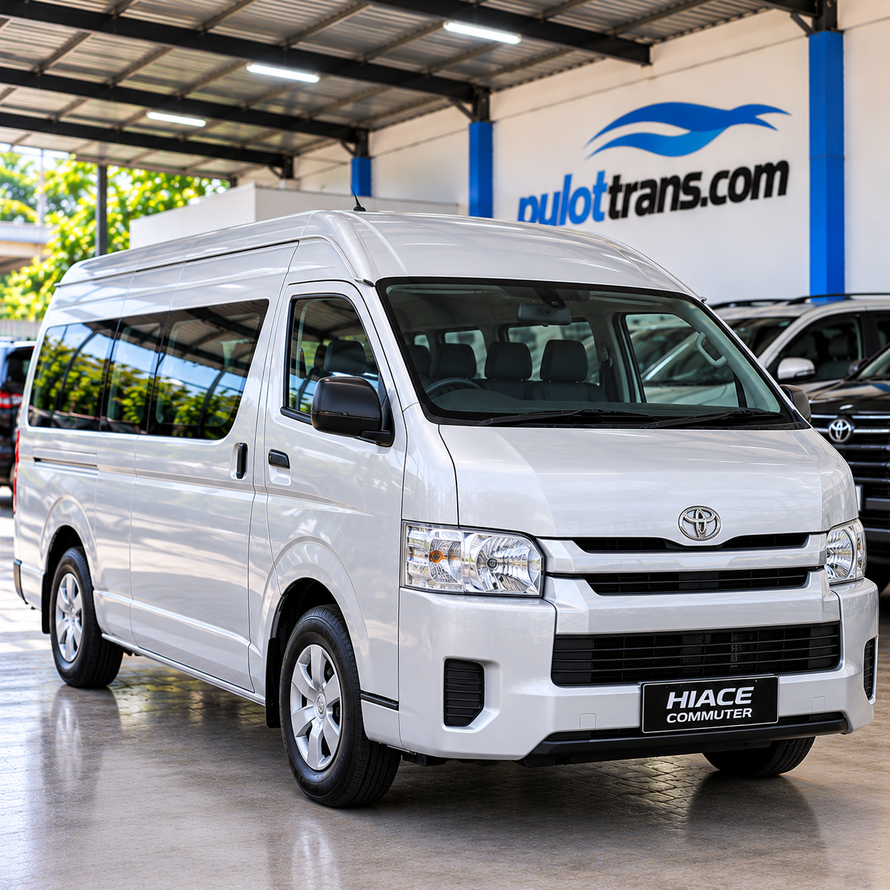 Toyota Hiace Commuter di Showroom
